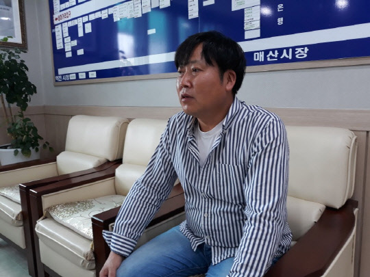 한성철 수원역 매산로 테마거리 회장이 지난 3일 경기 수원시 팔달구 소재 상인연합회 건물에서 디지털타임스와 인터뷰를 진행하고 있다.  황병서기자 BShwang@